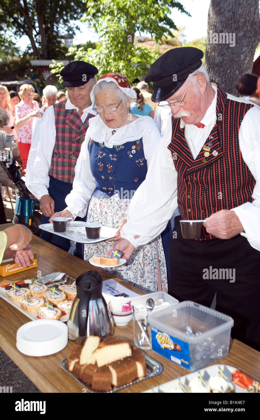 Senioren im traditionellen Folk kleiden sich am Gartenfest in Schweden Bohuslan West Schweden Öckerö tätig Stockfoto
