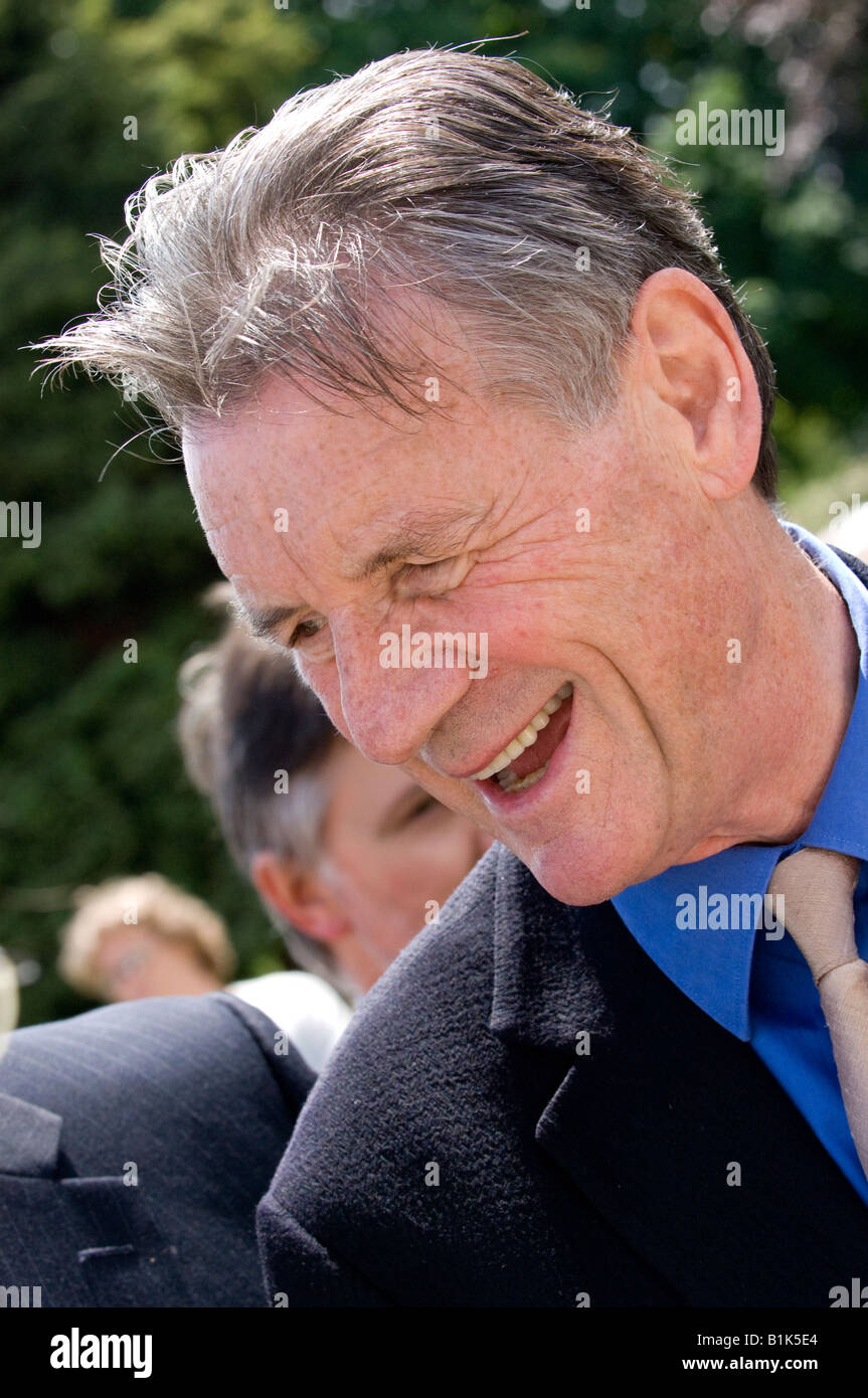 Michael Palin berühmten Komiker Berühmtheit pflanzte einen Baum an den botanischen Gärten, Sheffield im Juni 2008 Stockfoto