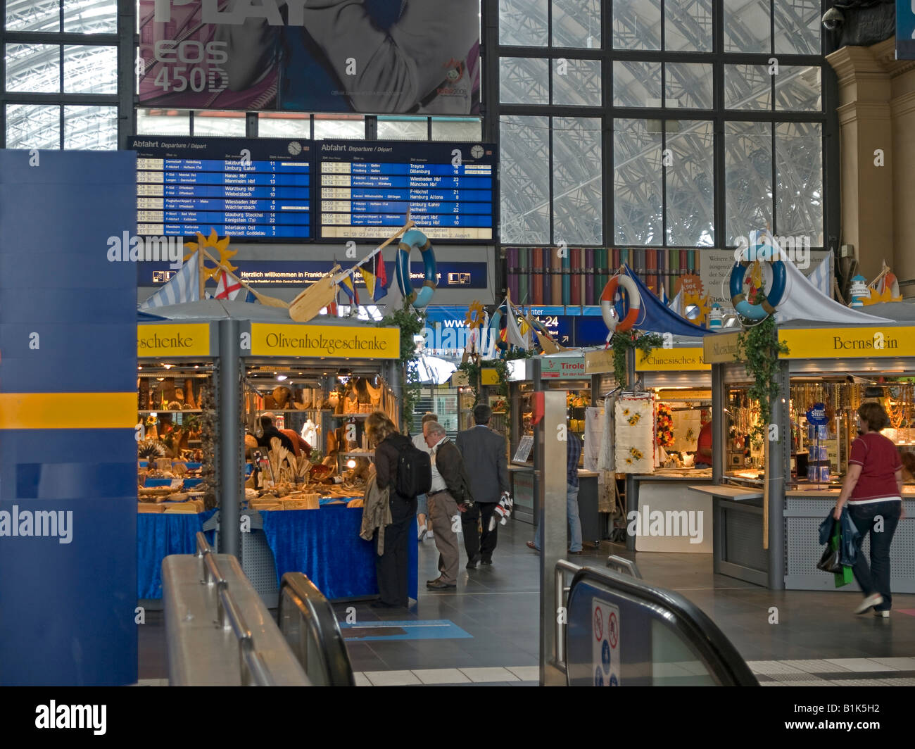 Halle mit Kiosk für Snacks in den Hauptbahnhof von Frankfurt Am Main
