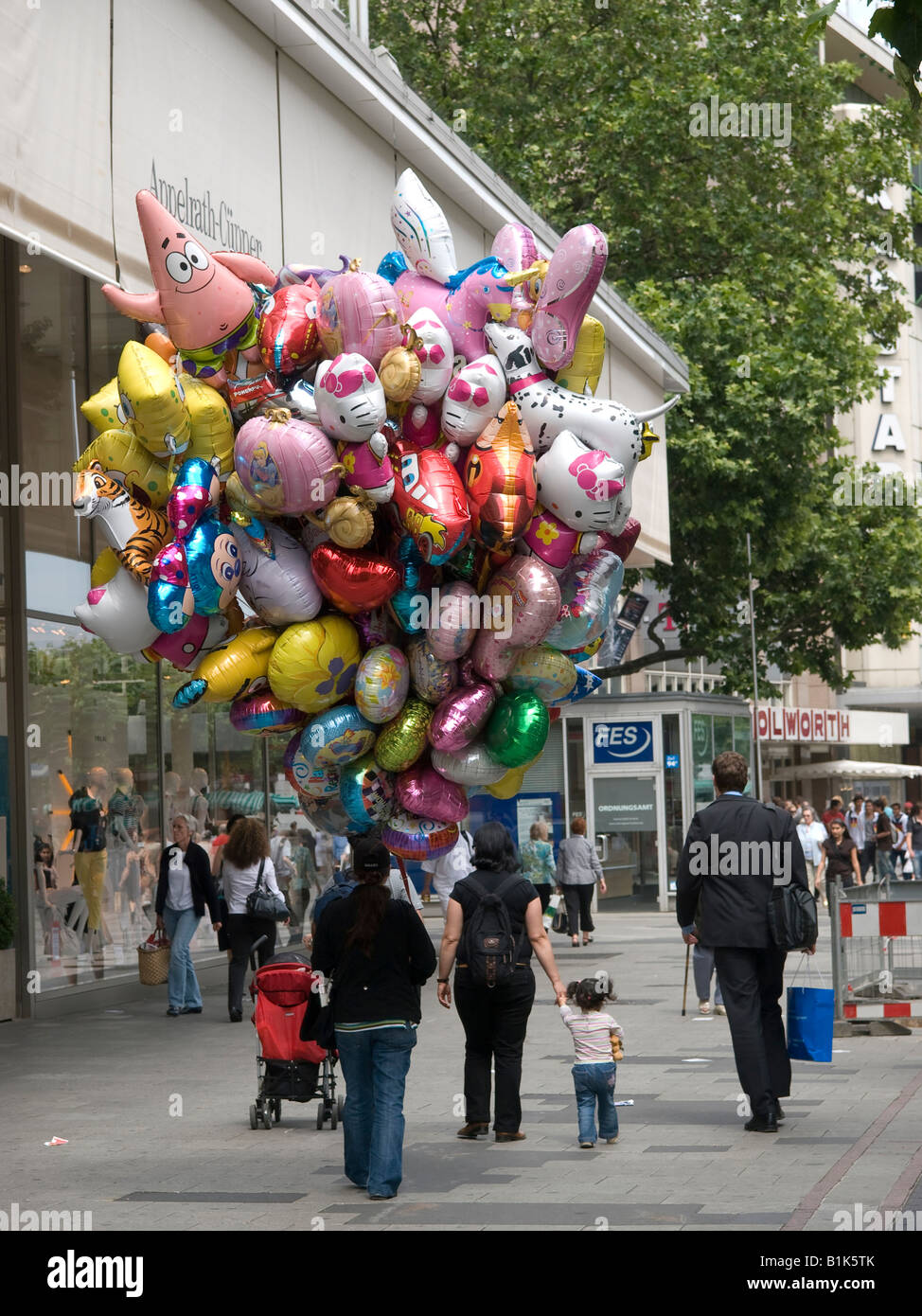 Verkauf von Luftballons in der shopping Straße Zeil in Frankfurt Am Main  Hessen Deutschland Stockfotografie - Alamy