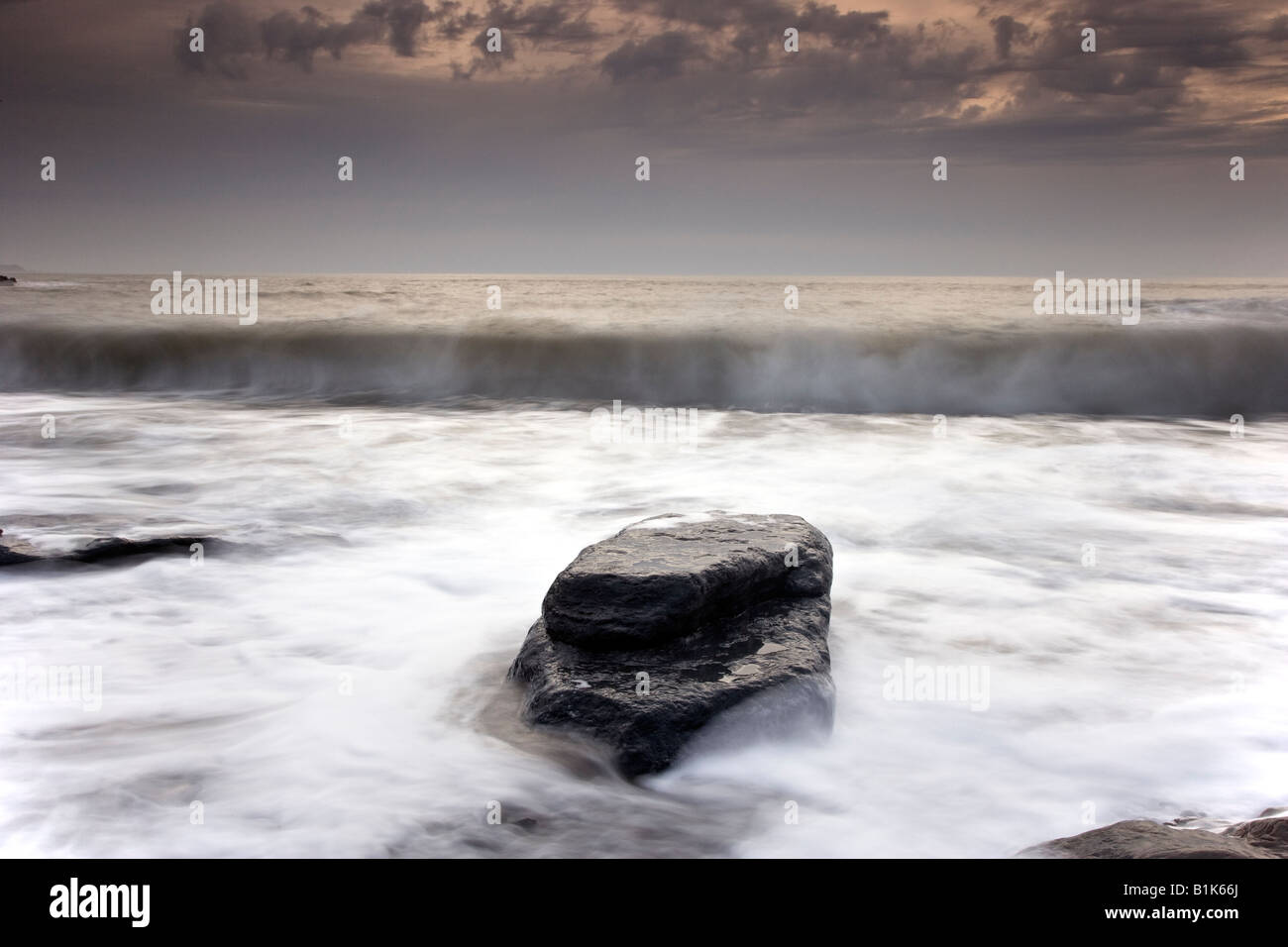 Eine Welle zu brechen an Heddon Mündung im Exmoor National Park. Stockfoto