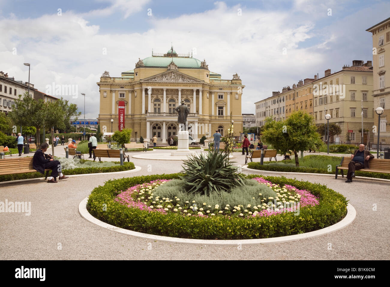 Kroatisches Nationaltheater und Opernhaus aus Gärten im Stadtzentrum. Rijeka Istrien Kroatien Europa Stockfoto