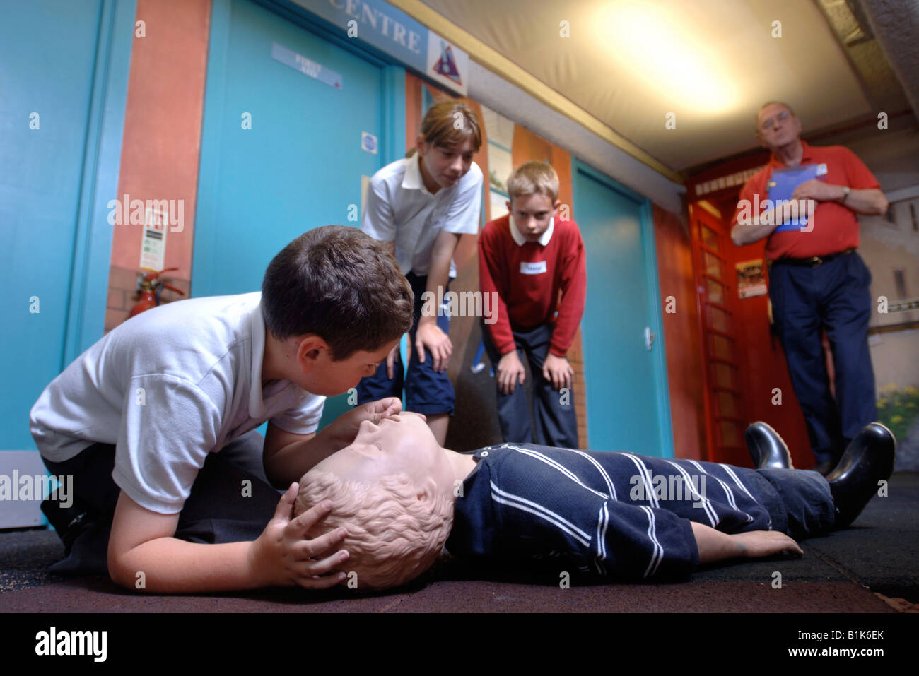 JUNIOR SCHOOL KINDER LERNEN ERSTE HILFE AN DER LIFE-SKILLS LERNEN FÜR LEBEN-KURS IM BRISTOL S ERSTELLEN CENTRE UK Stockfoto