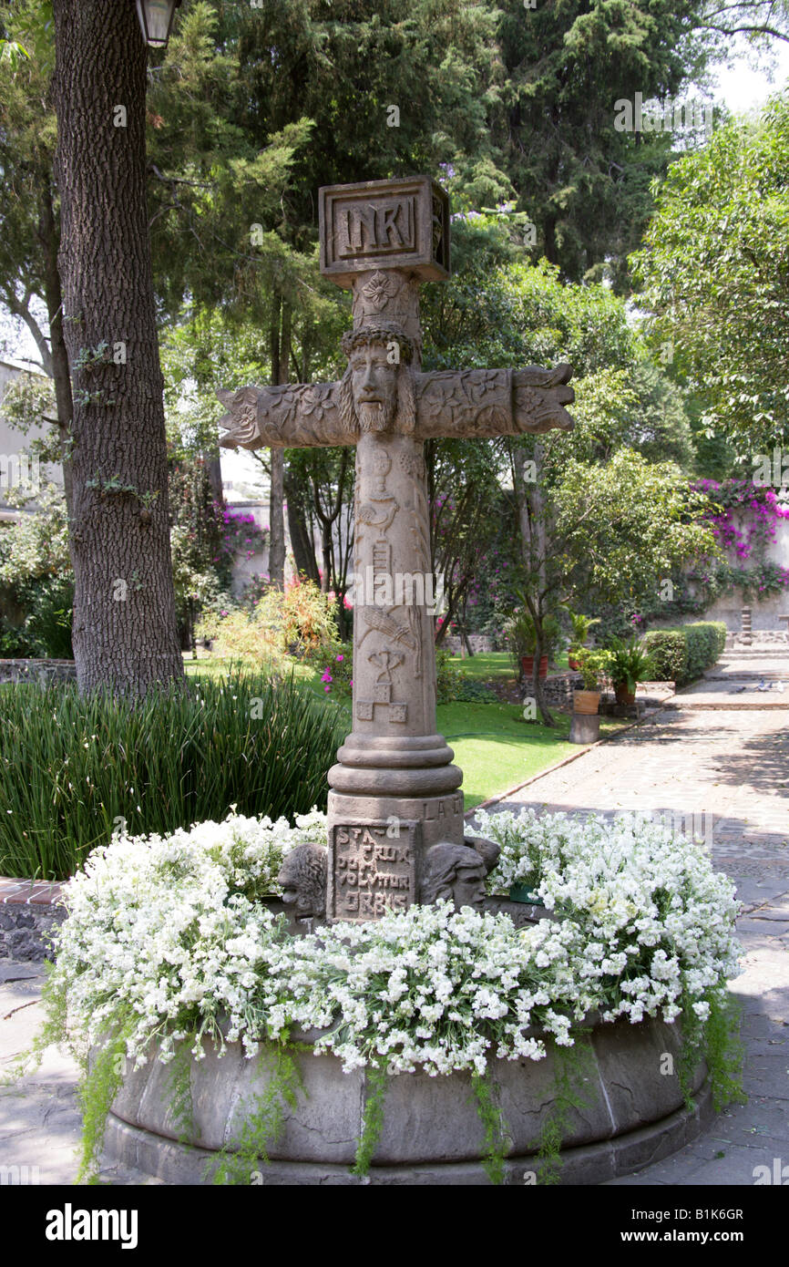 Ein Kreuz in einem Garten der Kirche im Stadtteil San Angel, Mexiko-Stadt Stockfoto