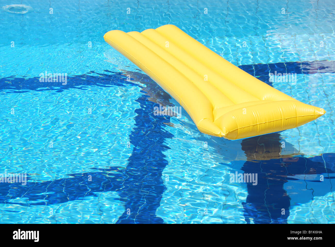 Gelbe Luftmatratze Lilo schwimmend im Pool Stockfotografie - Alamy