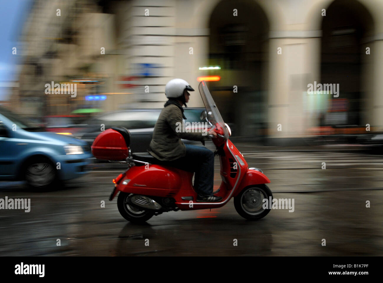 A moped rider -Fotos und -Bildmaterial in hoher Auflösung - Seite 3 - Alamy