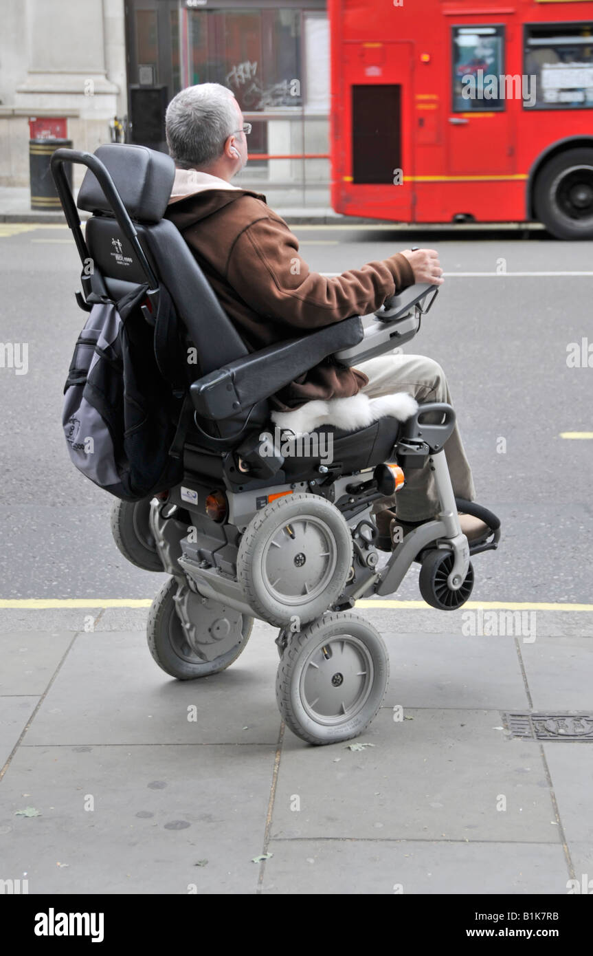 Behinderte Menschen, die ein iBOT Mobility System gyroskop unterstützt Elektrorollstuhl auf einem Gehsteig, während für einen Bus West End London England warten Stockfoto