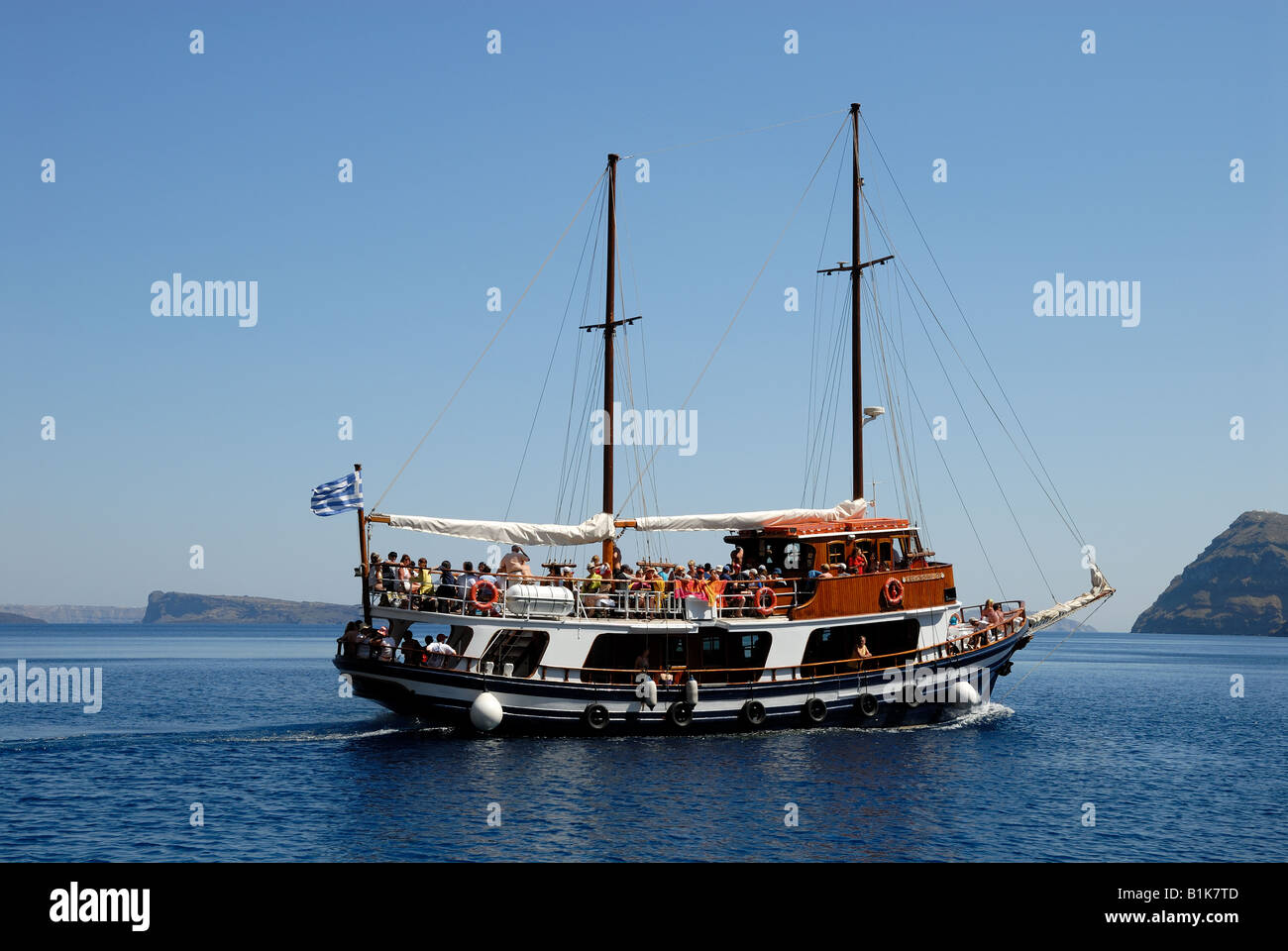 Traditionelles Segelboot mit Touristen in Santorini, Griechenland Stockfoto