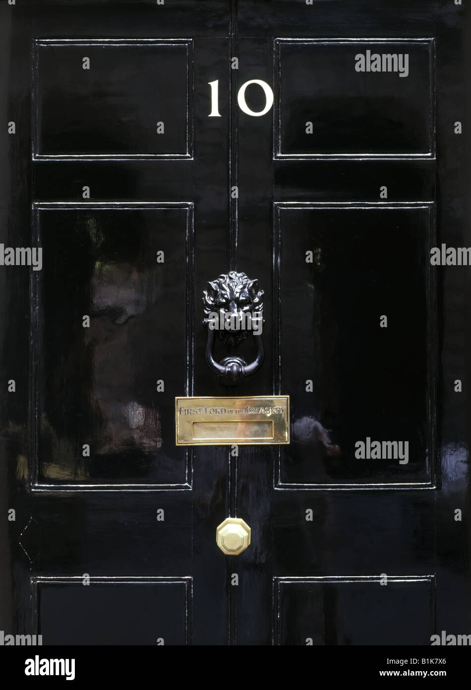 10 Downing Street Close Up Schwarze Tür zehn Zahlen klopfen Briefkasten Klappe und Türknauf Eisenherstellung auf dem offiziellen Wohnsitz des britischen Premierministers in London Stockfoto