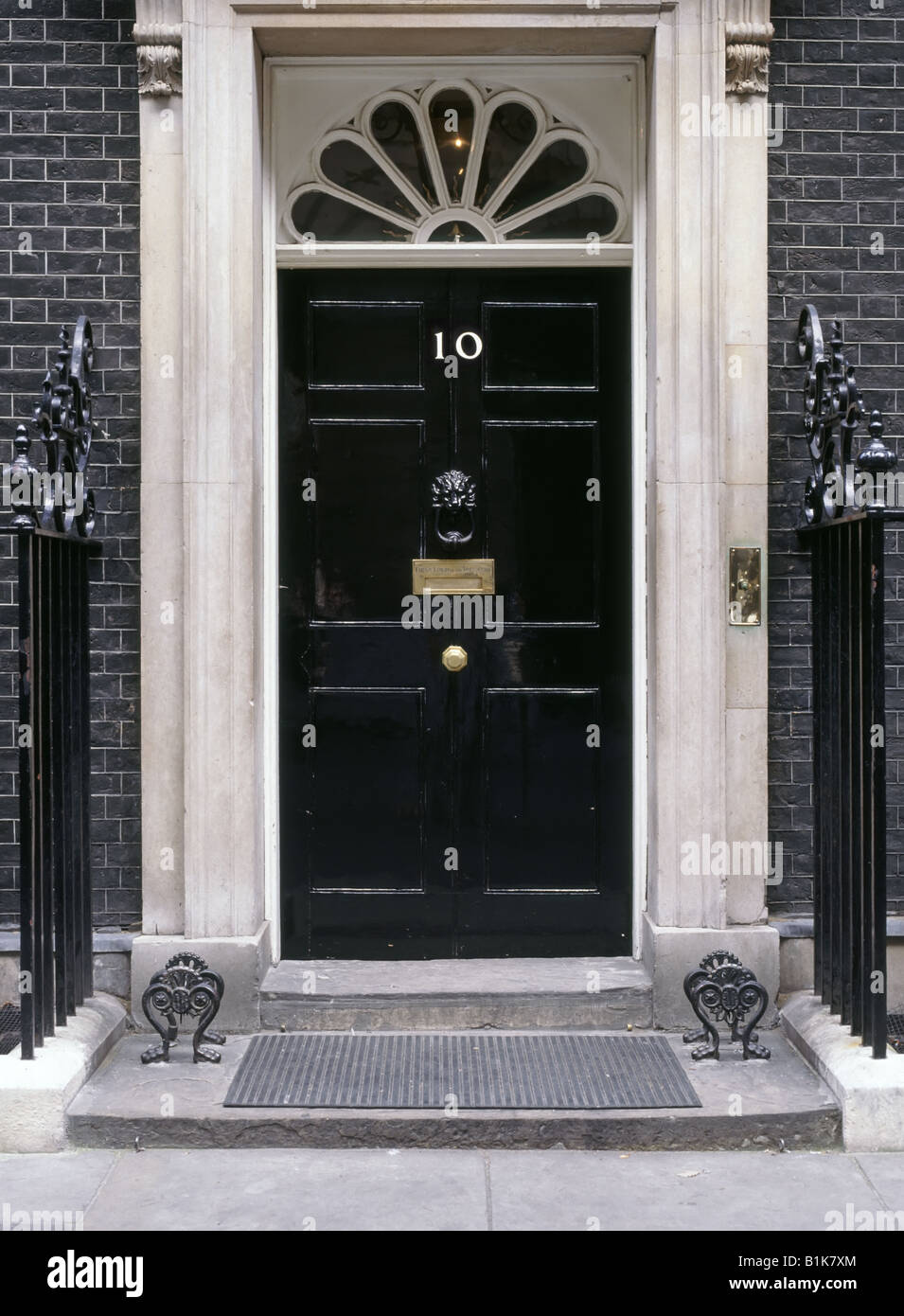 Nahaufnahme des schwarzen Eingangs der Downing Street 10 zur offiziellen Residenz des Premierministers im Bezirk Whitehall Westminster London England Großbritannien Stockfoto