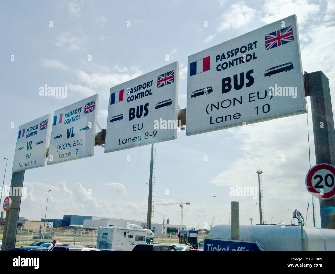 Pass- und Einwanderungskontrolle nach Großbritannien am Calais Ferry Terminal in Frankreich durch Fenster des ankommenden Reisebusses, Konzept, Konzept, Konzepte, Raumfahrt, Copyspace Stockfoto