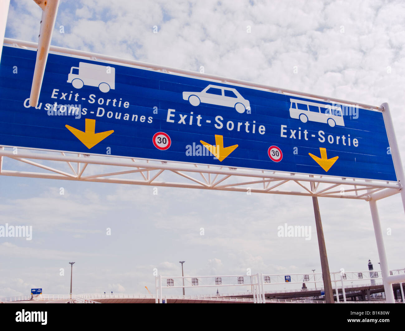 Verkehrszeichen in Calais Ferry port Frankreich Stockfoto