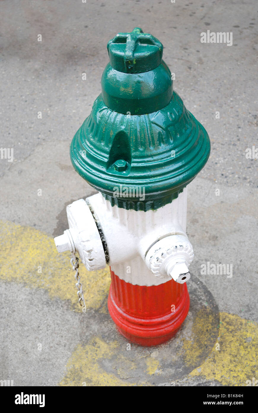 Ein Hydranten in Little Italy bemalt mit den Farben der italienischen Flagge. Stockfoto