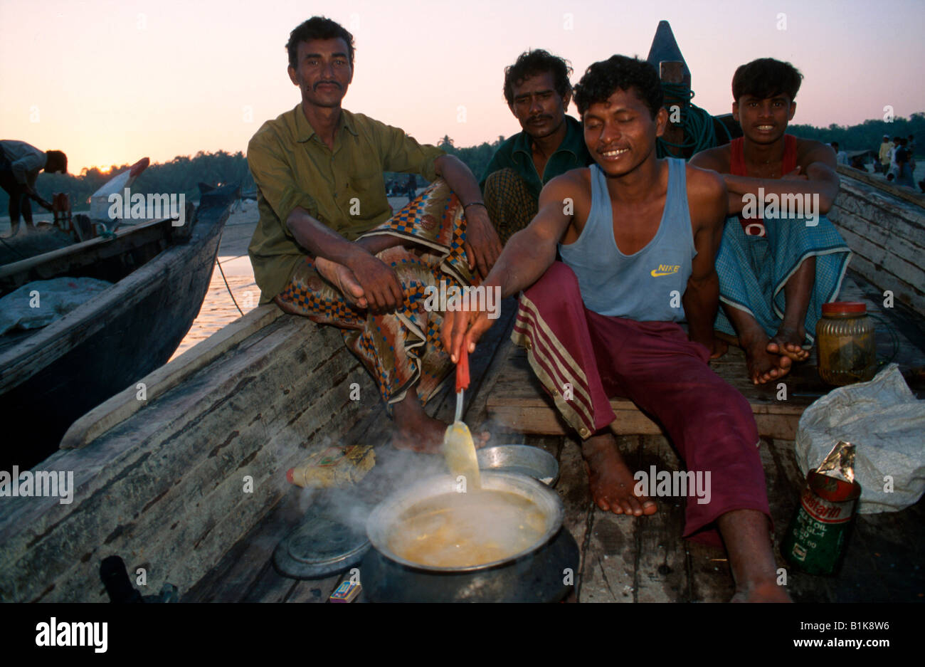 Abendessen an Bord eines Fischerbootes St Martin Island Bangladesch Stockfoto