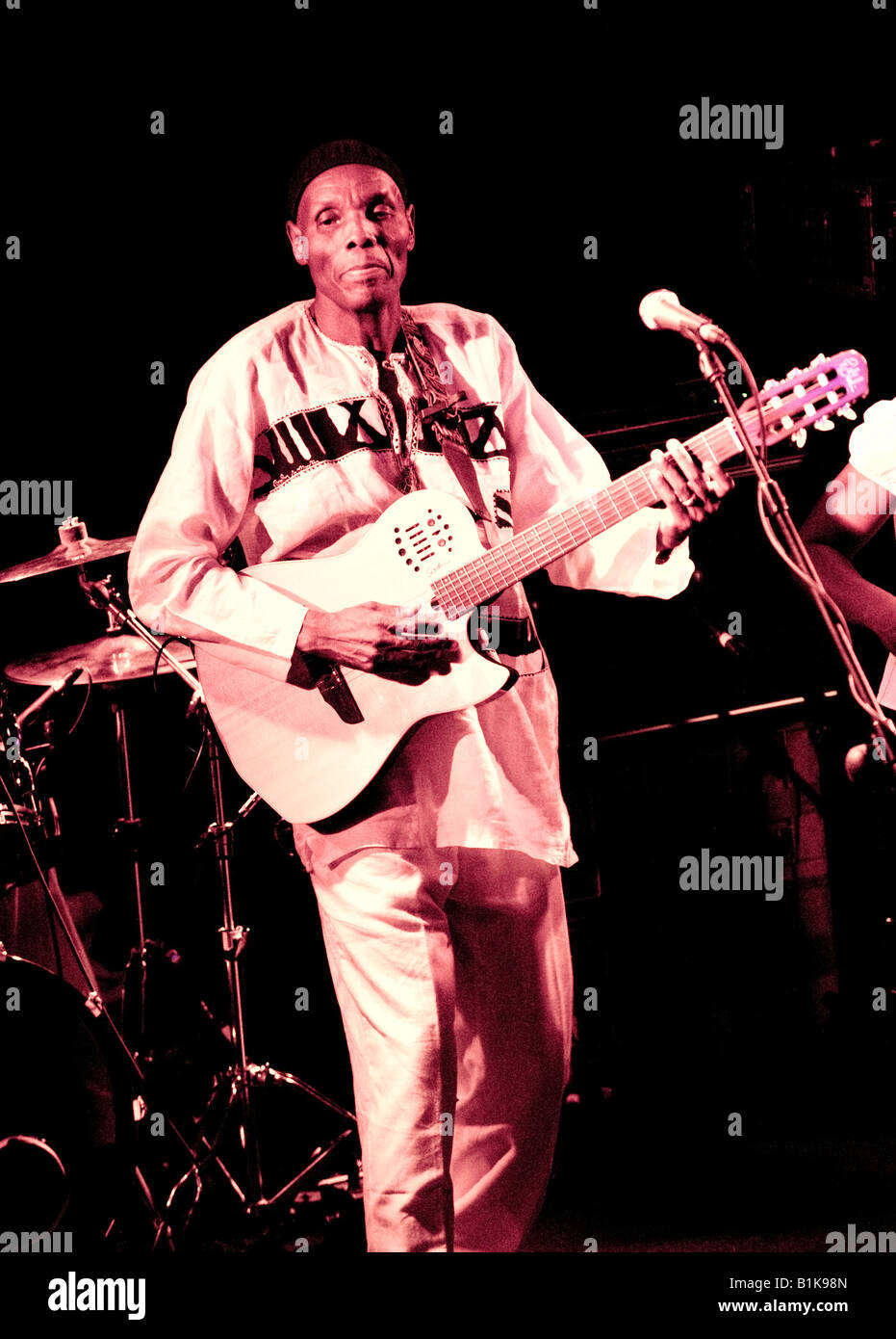 Legenden von Simbabwe IN Konzert, Oliver Mtukudzi Stockfoto