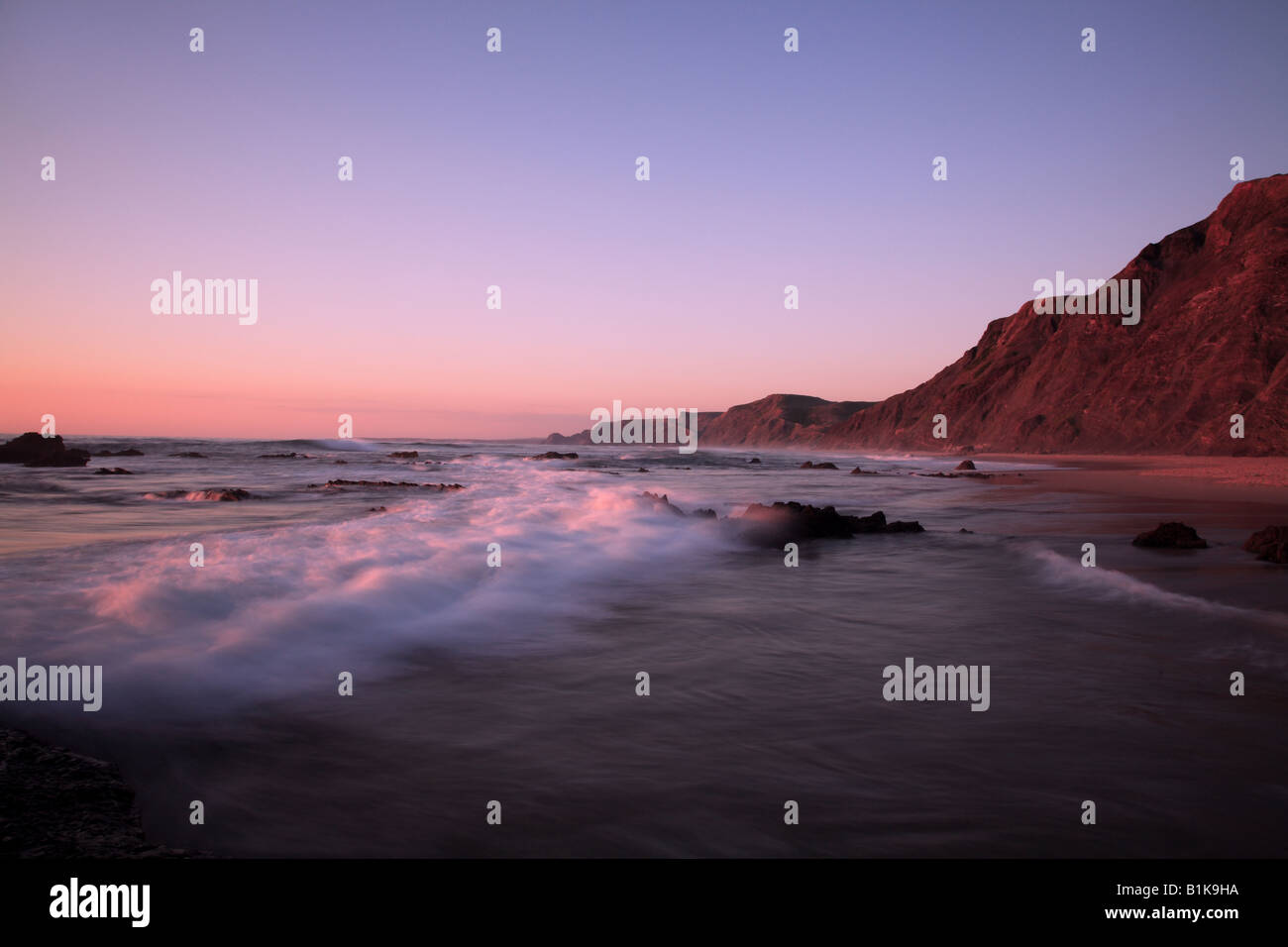 Praia Castelejo bei Dämmerung, Sagres, Algarve, Portugal Stockfoto