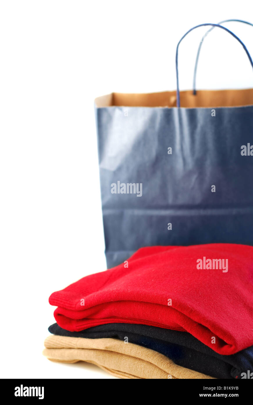 Pullover in einer Papier-Einkaufstüte auf weißem Hintergrund gefaltet Stockfoto