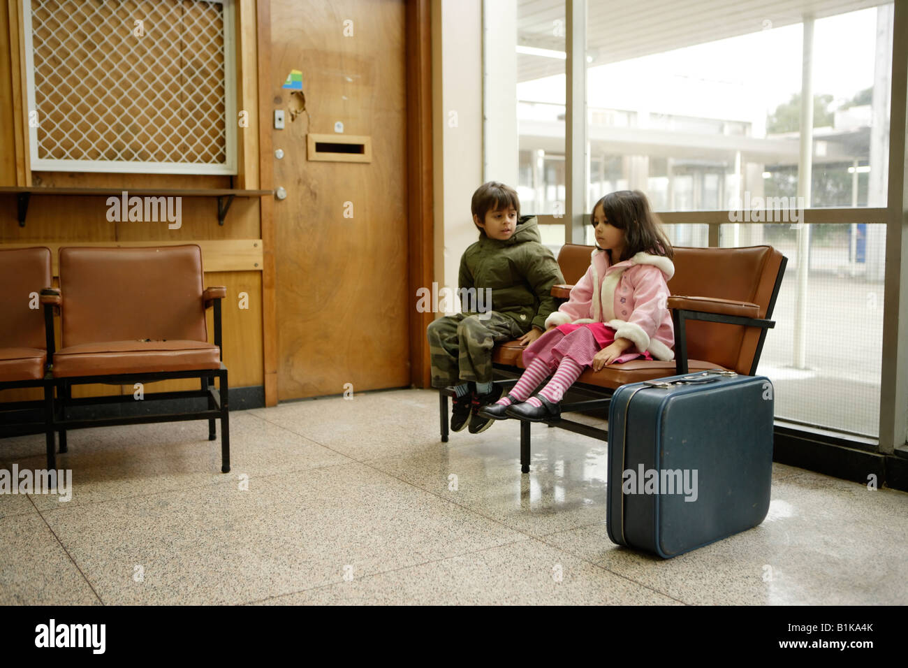 Bruder und Schwester in Bahn Bahnhof Wartezimmer junge im Alter von sechs Mädchen im Alter von vier Jahren Stockfoto