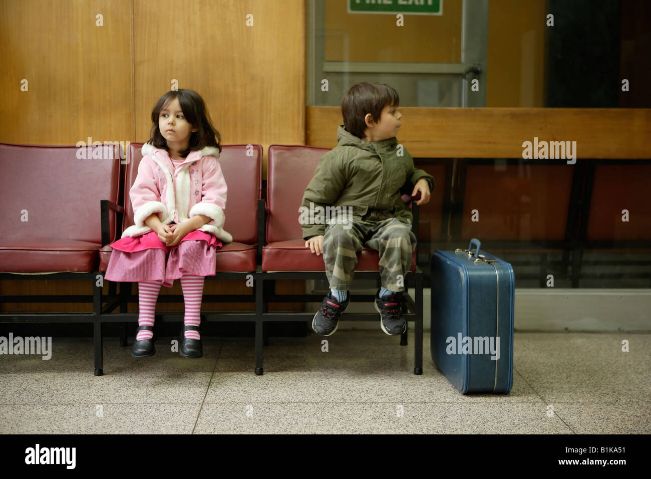 Bruder und Schwester in Bahn Bahnhof Wartezimmer junge im Alter von sechs Mädchen im Alter von vier Jahren Stockfoto
