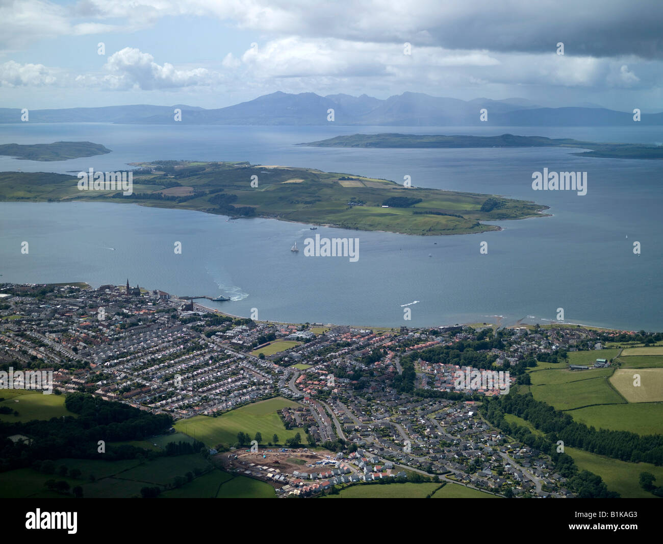 Largs und Little Cumbrae Insel in der Mündung des Clyde, aus der Luft, westlichen Schottland, Arran in der Ferne. Stockfoto