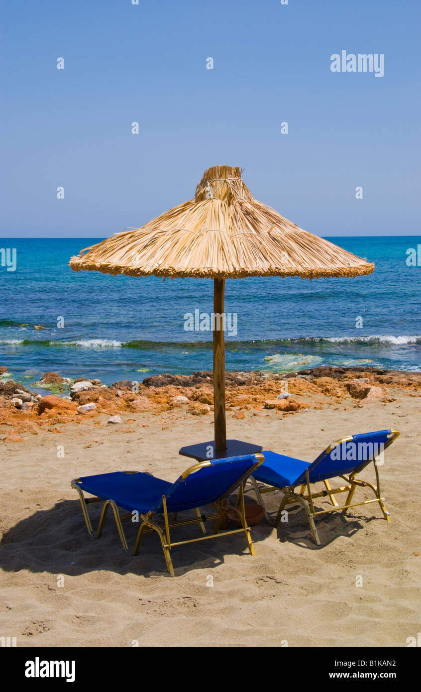 Was Kosten Liegen Und Sonnenschirme Auf Kreta Crete Urlaub Thatched Sonnenschirm und Liegebetten am Strand von Malia