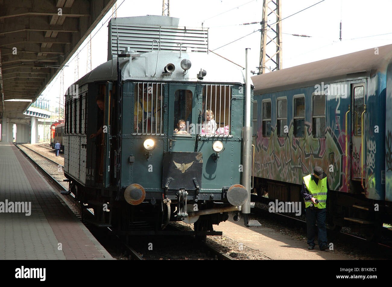 Lokführer und Kind Fahrgast, MAV Nostalgie Westbahnhof, Nyugati Bahnhof, Budapest, Ungarn, Osteuropa. Stockfoto