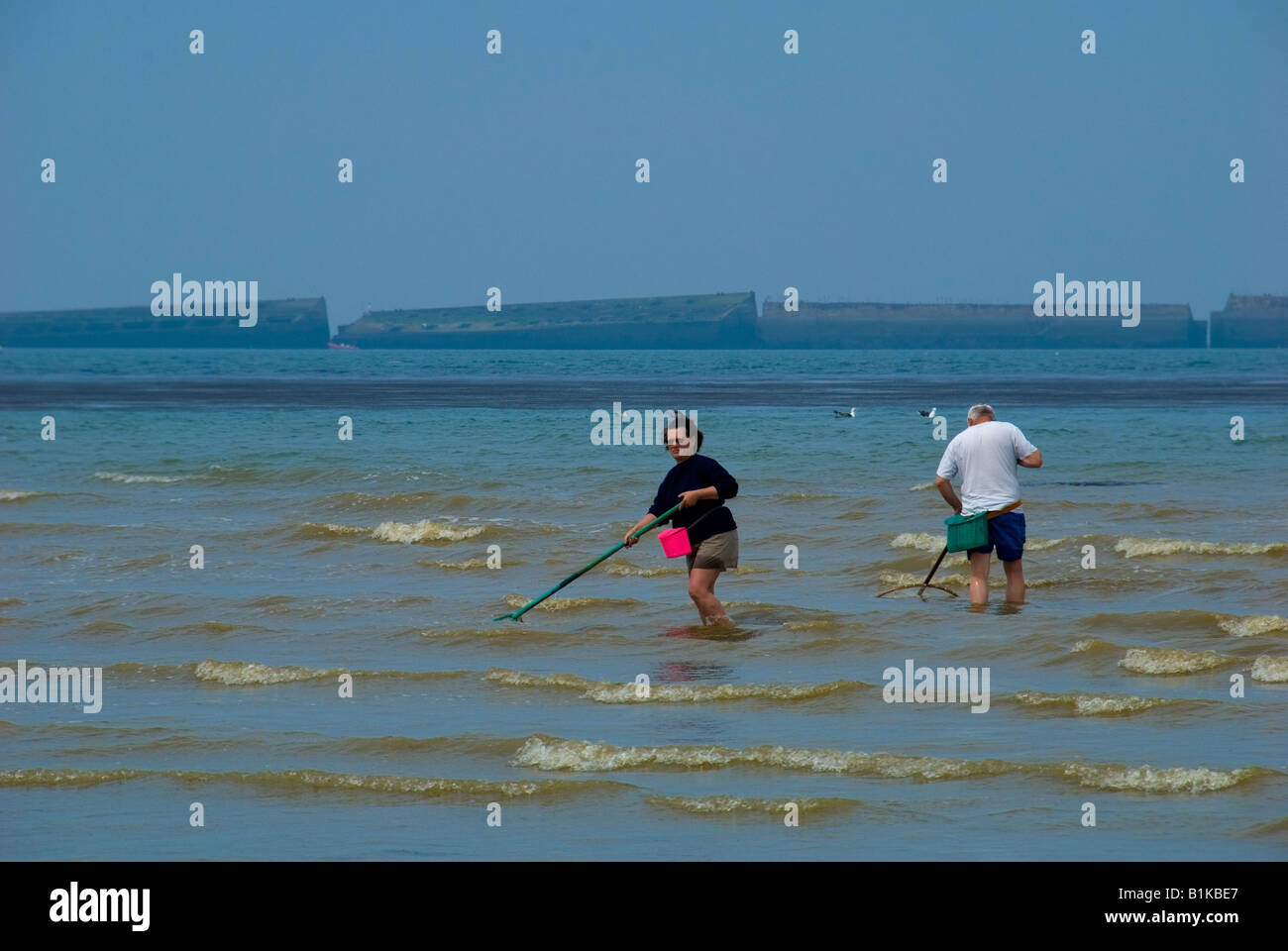 Schalentiere Fischerei vor D Tag Gold Normandie Strand mit Mulberry Hafen im Hintergrund Stockfoto