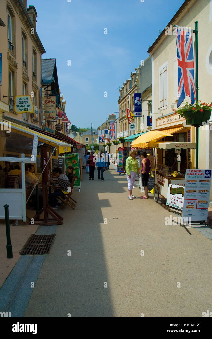 Ein Tourist inzwischen Arromanches Les Bains Normandie Frankreich Stockfoto