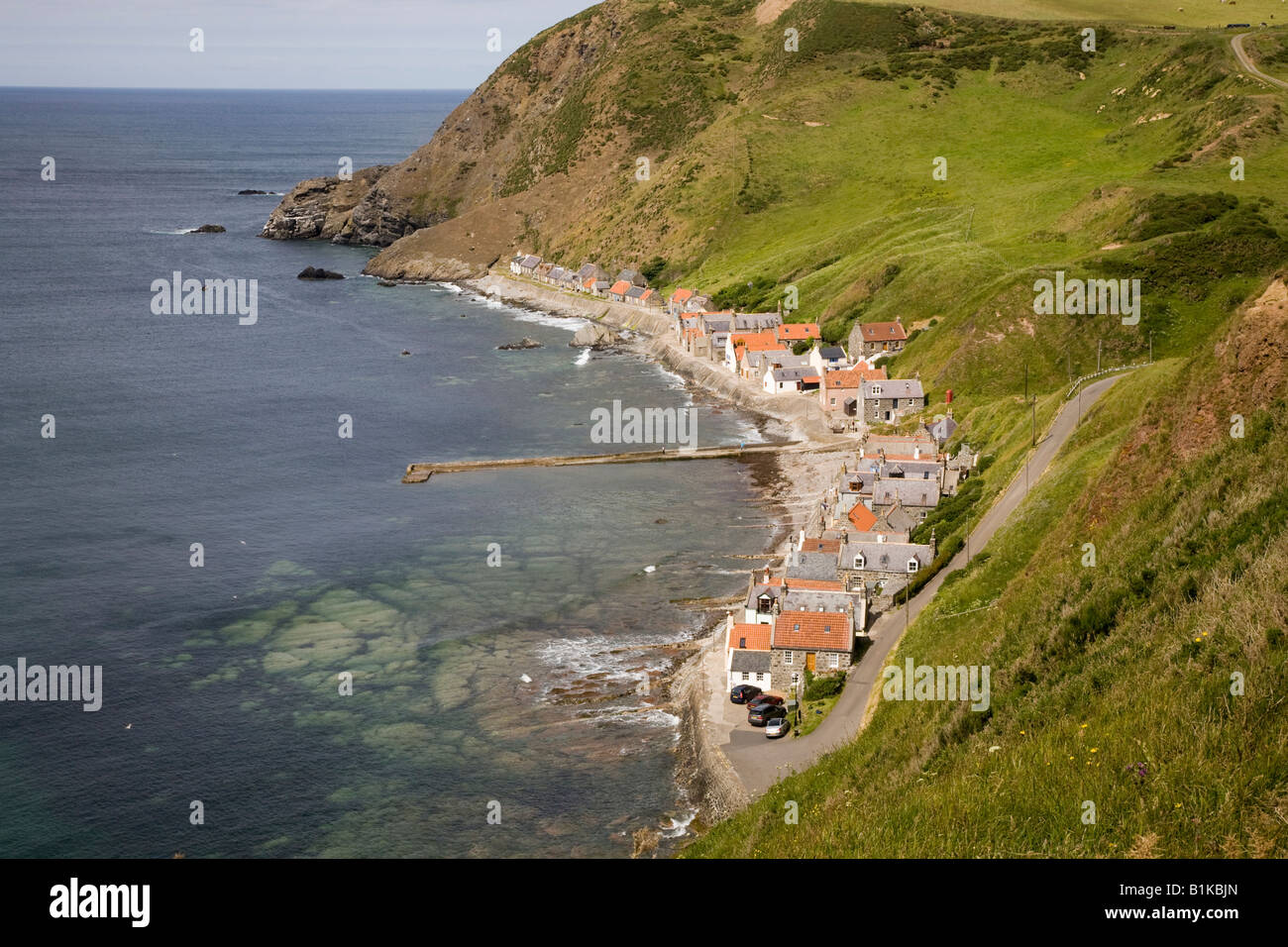 Auf Schottische ländliche Häuser und Dächer am Meer Dorf an der Küste in der Bucht von Gamrie Crovie, Banff, Banffshire, Aberdeenshire, Schottland Großbritannien Stockfoto