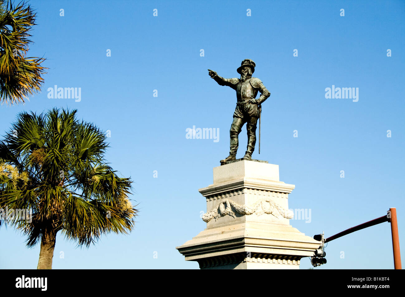 Statue von Ponce De Leon mit Mond im Hintergrund im konstitutionellen Plaza in St. Augustine, Florida Stockfoto