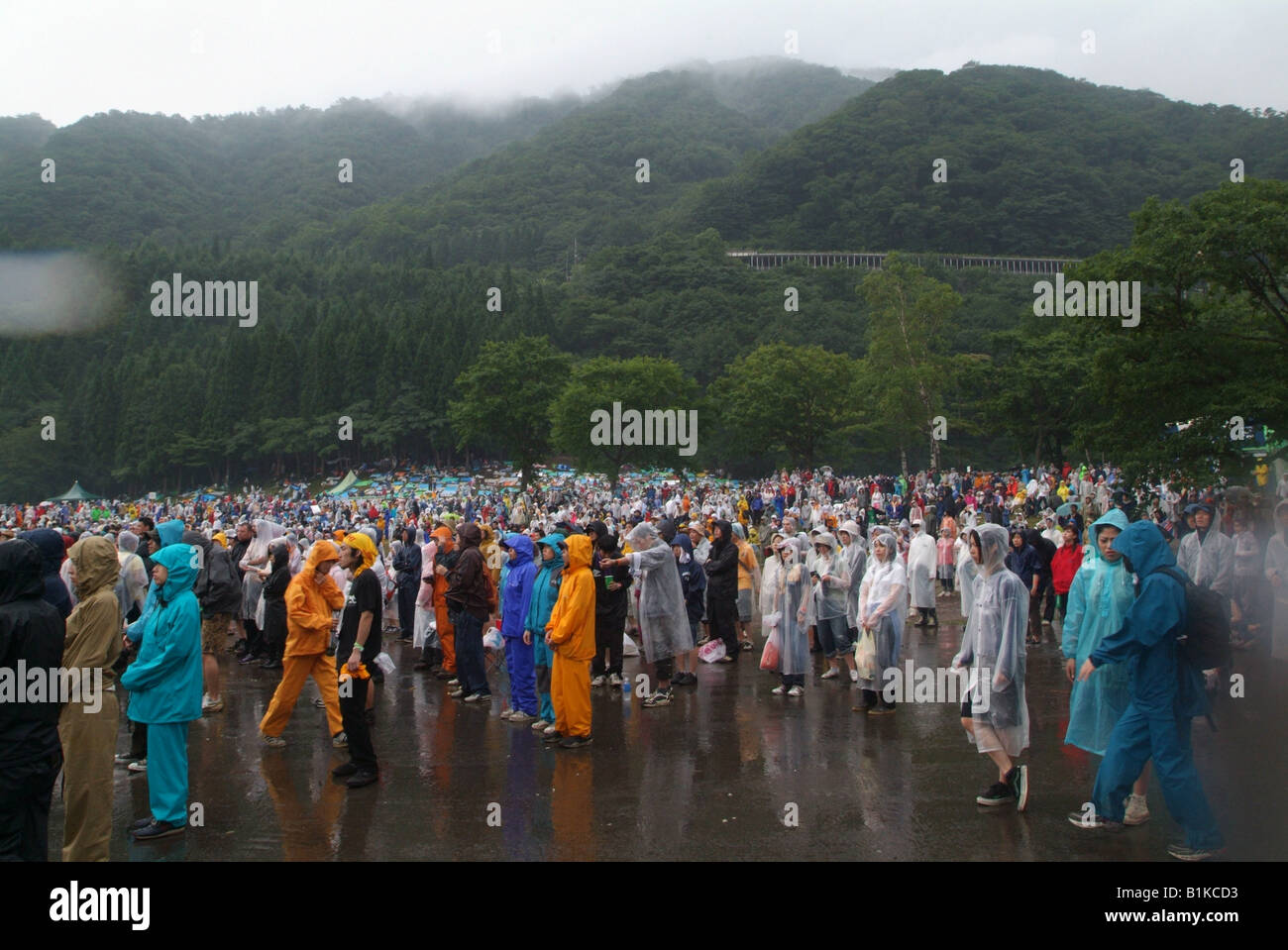 Menschenmassen beobachten eine Band im Regen bei Fuji Rock Festival Japan durchführen Stockfoto