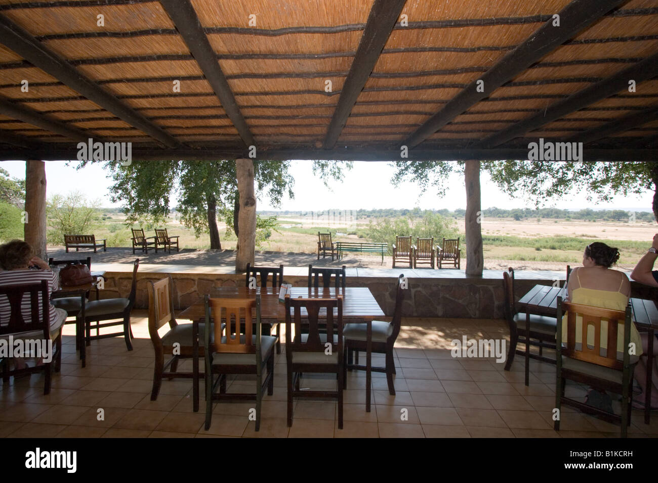 Restaurant und Café im Letaba ruhen camp mit Blick auf Letaba Fluss Stockfoto