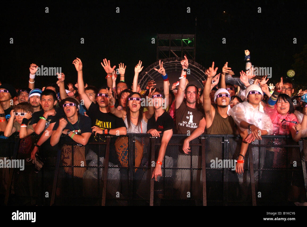 Menge Publikum tragen 3d Brille Uhr Fat Boy Slim aka Norman Cook durchführen, beim Fuji Rock Music Festival Stockfoto