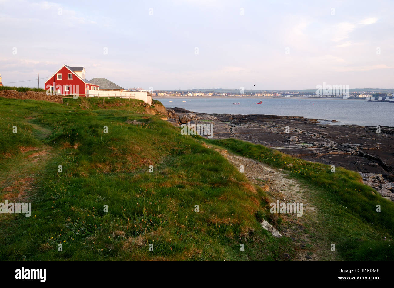 Ein rotes Haus in Kilkee Bay. County Clare, Irland. Stockfoto