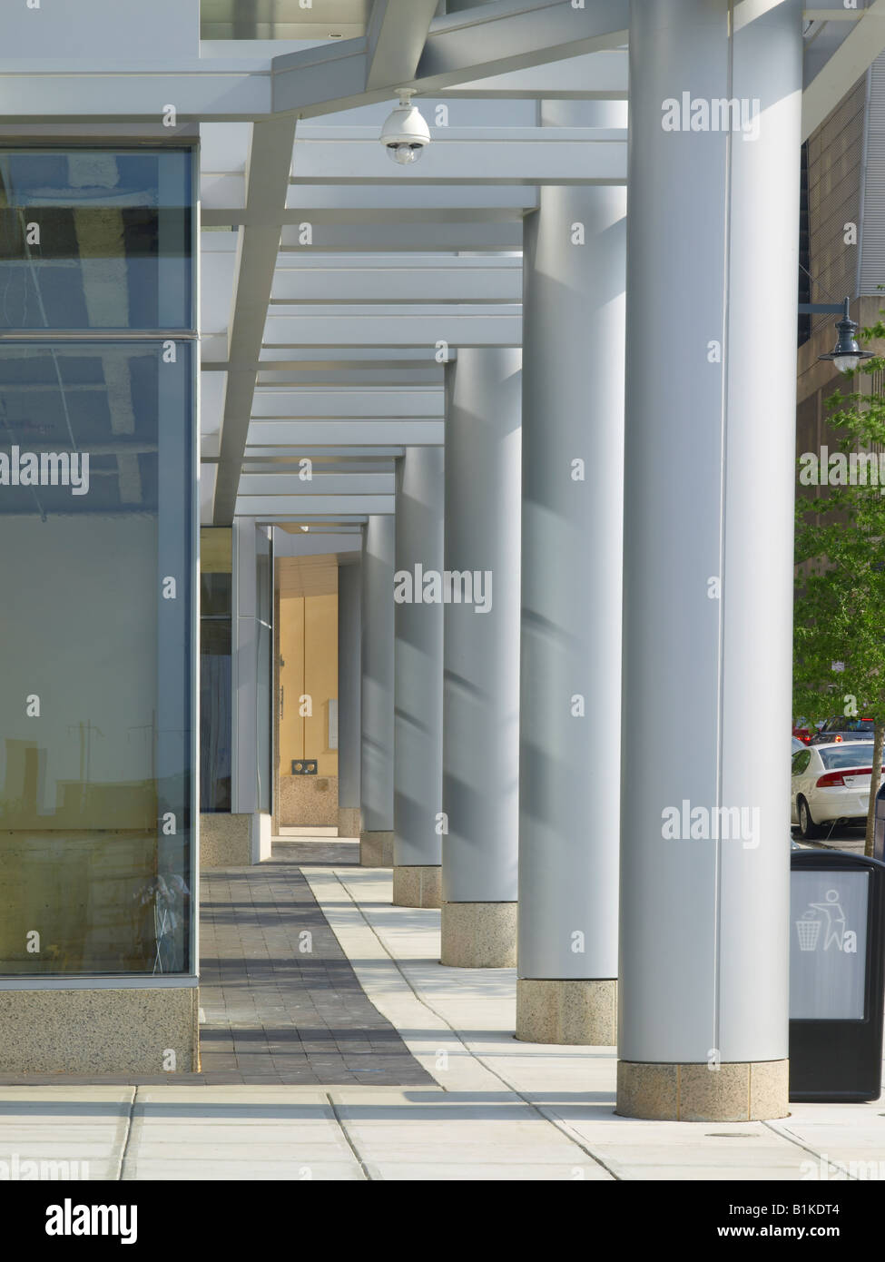 Geschäftshaus außen mit Spalten & Bürgersteig Stockfoto