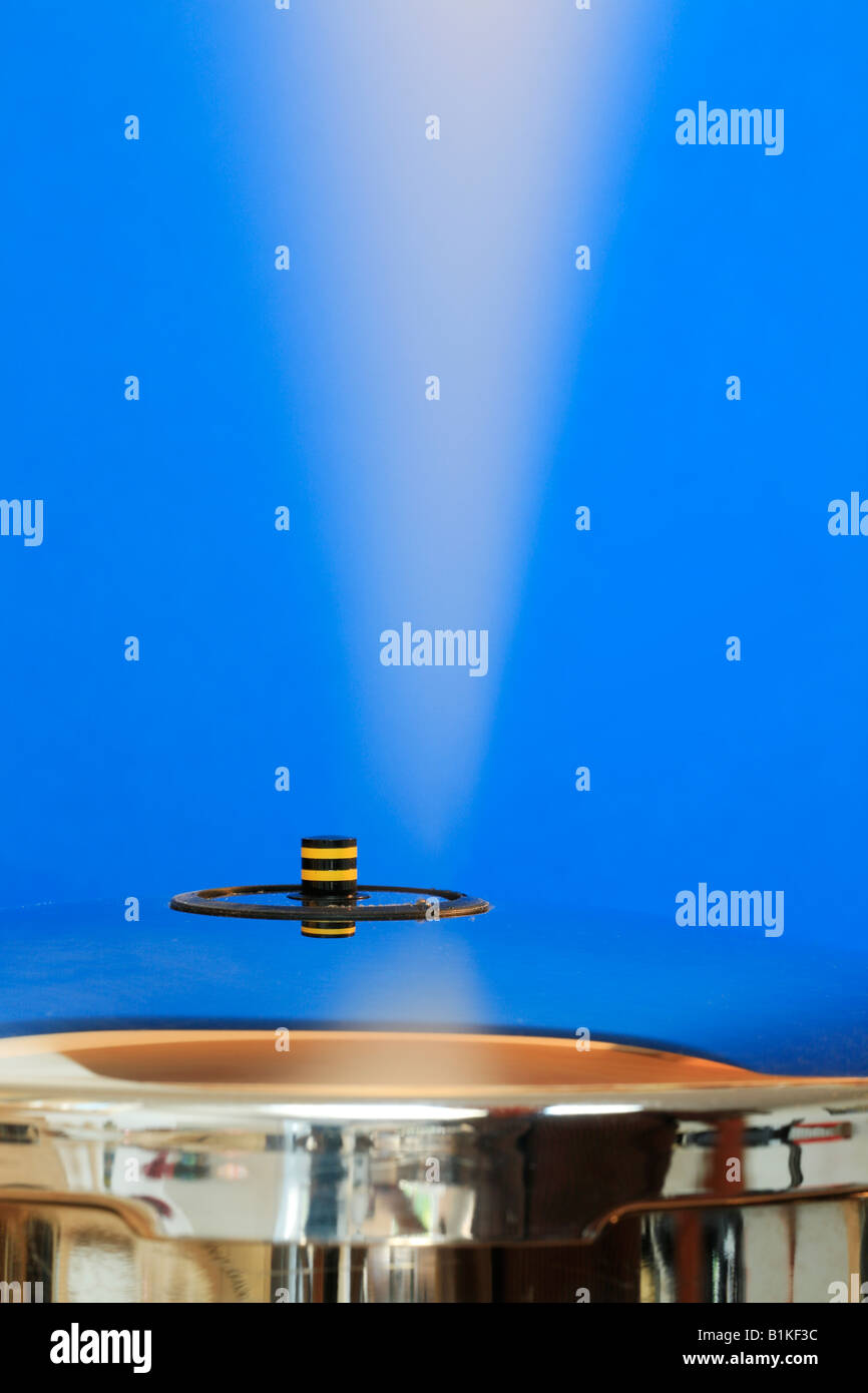 von einem hohen Schnellkochtopf austoben Stockfoto