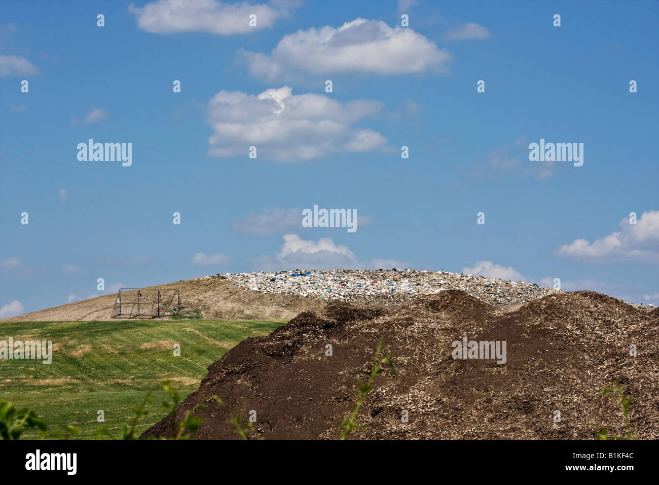 Siedlungsmülldeponie Müllhalden von festen Deponien Müllhalden Haufen mit Vögeln im Freien niemand horizontal in Ohio USA hoch auflösend Stockfoto