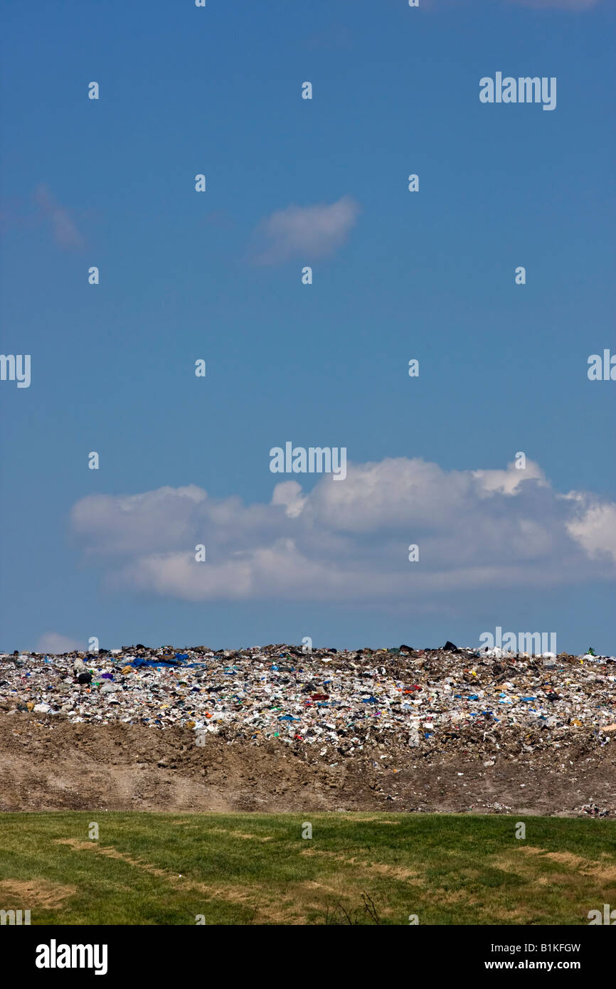 Siedlungsmülldeponie Müllhalden mit festen Deponien Müllhalden Haufen mit Vögeln im Freien niemand in den USA vertikal hochauflösende Stockfoto
