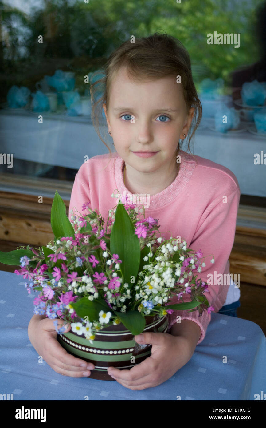 Das Mädchen, acht Jahre, mit einem Blumenstrauß. Stockfoto