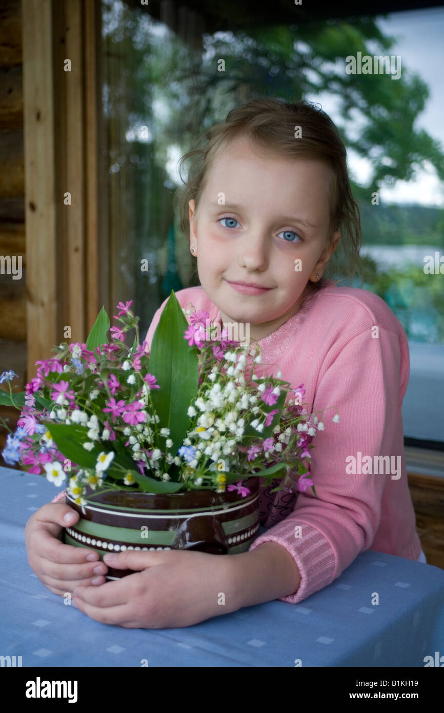 Das Mädchen, acht Jahre, mit einem Blumenstrauß. Stockfoto