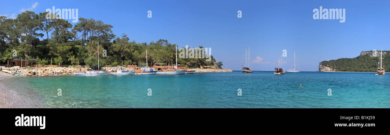 Panoramablick auf die wunderschöne Bucht in Kemer, Türkei auch bekannt als "Moonlight Beach". Stockfoto