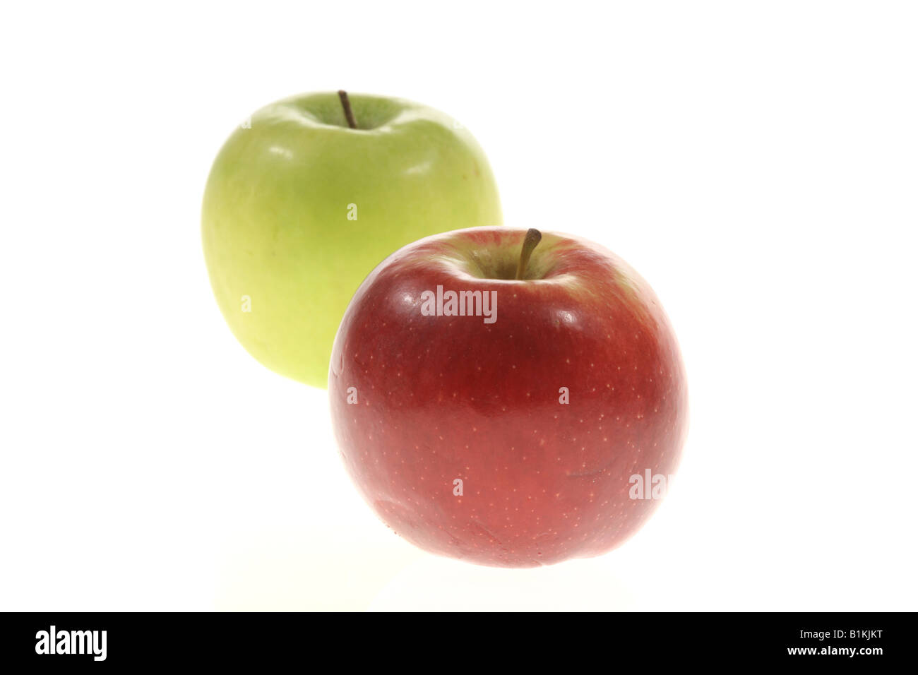 Frische reife Süße rote und grüne Äpfel Isoliert gegen einen weißen Hintergrund mit keine Menschen und einen Freistellungspfad Stockfoto
