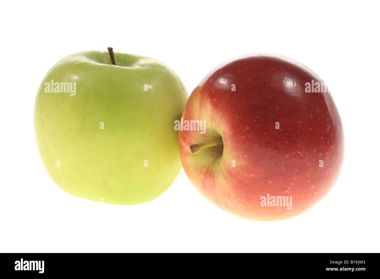 Frische reife Süße rote und grüne Äpfel Isoliert gegen einen weißen Hintergrund mit keine Menschen und einen Freistellungspfad Stockfoto
