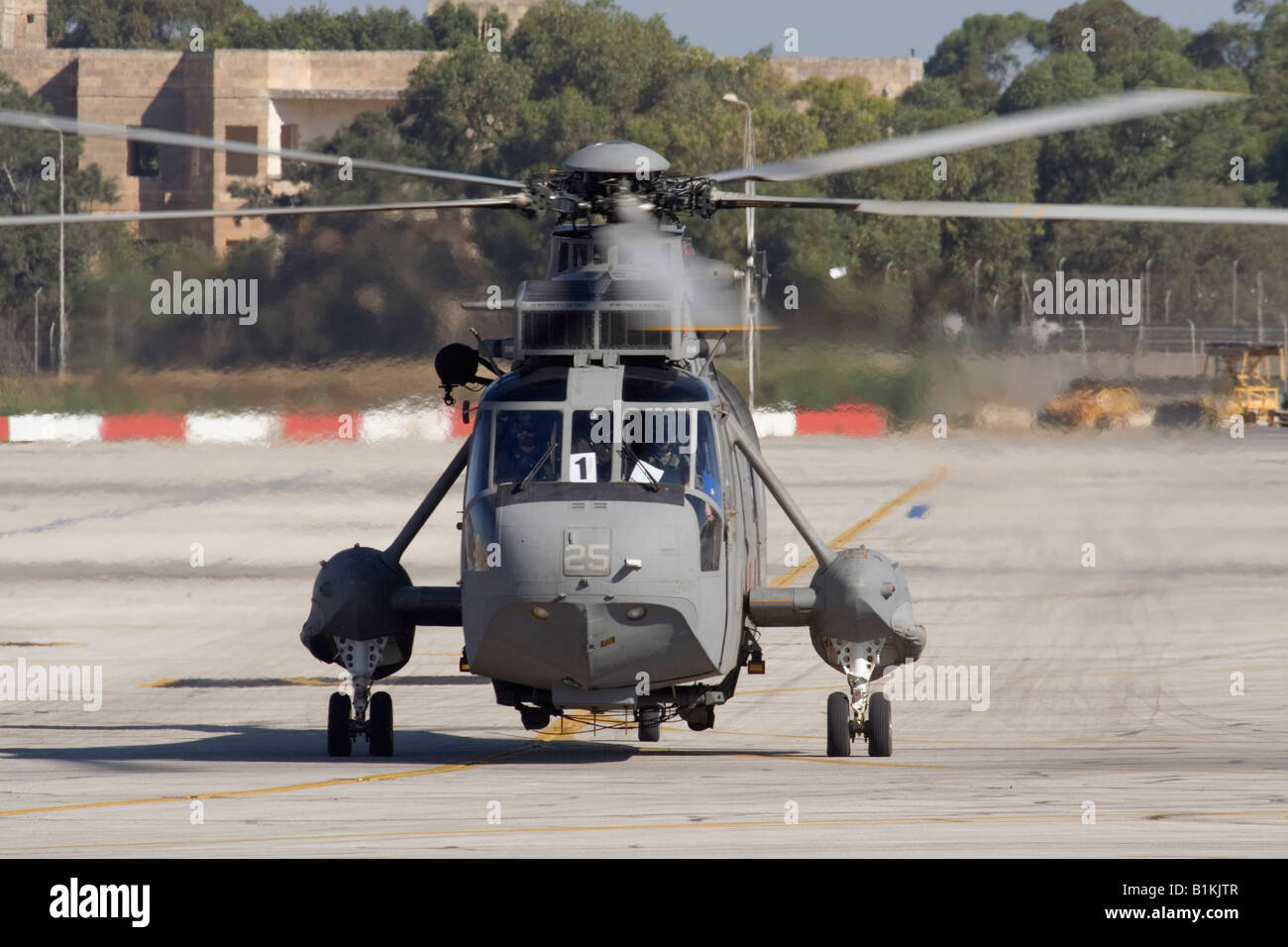 Militärhubschrauber. Italienische Marine Sikorsky SH-3D Sea King Rollen für die Abfahrt von Malta. Nahaufnahme von vorne. Stockfoto