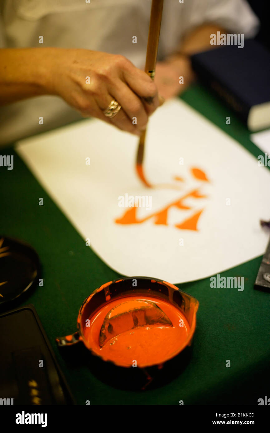 Japanische Calligrahy Meister zeigt ihre Kunst Stockfoto