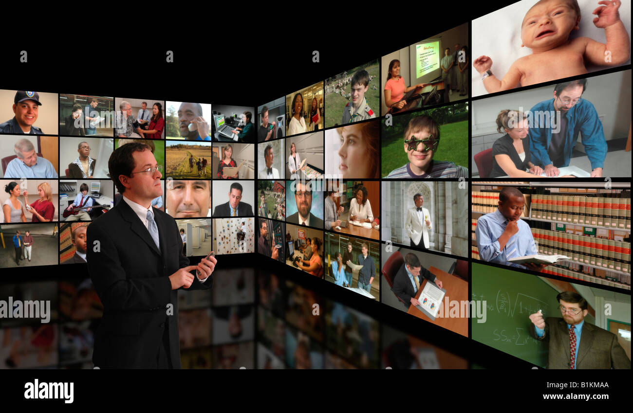 Mann, die high-Definition video global Media Kommunikationskanäle auf Wand-Bildschirme anzeigen Stockfoto
