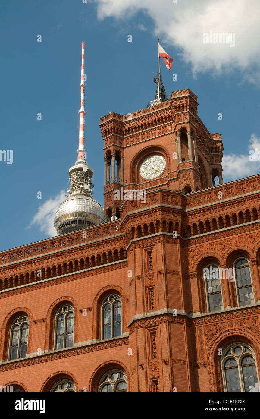 Blick auf die Fernsehturm-Kommunikationsantenne über das Rotte Rathaus Rotes Rathaus Mitte Scheunenviertel Berlin Deutschland Stockfoto