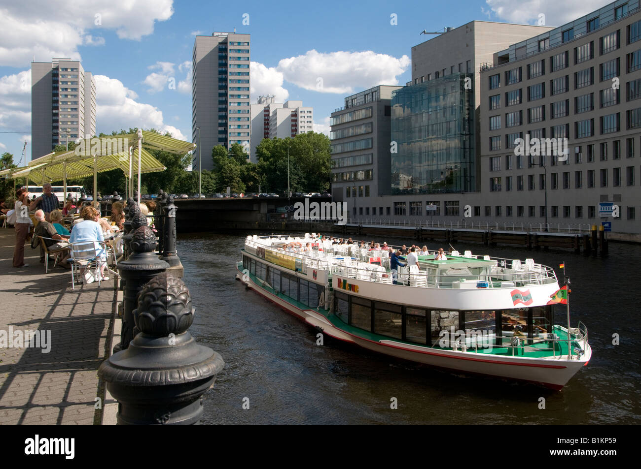 Cruise Tourenboot über Spree Fluss Mitte Viertel Scheunenviertel Berlin Deutschland Stockfoto