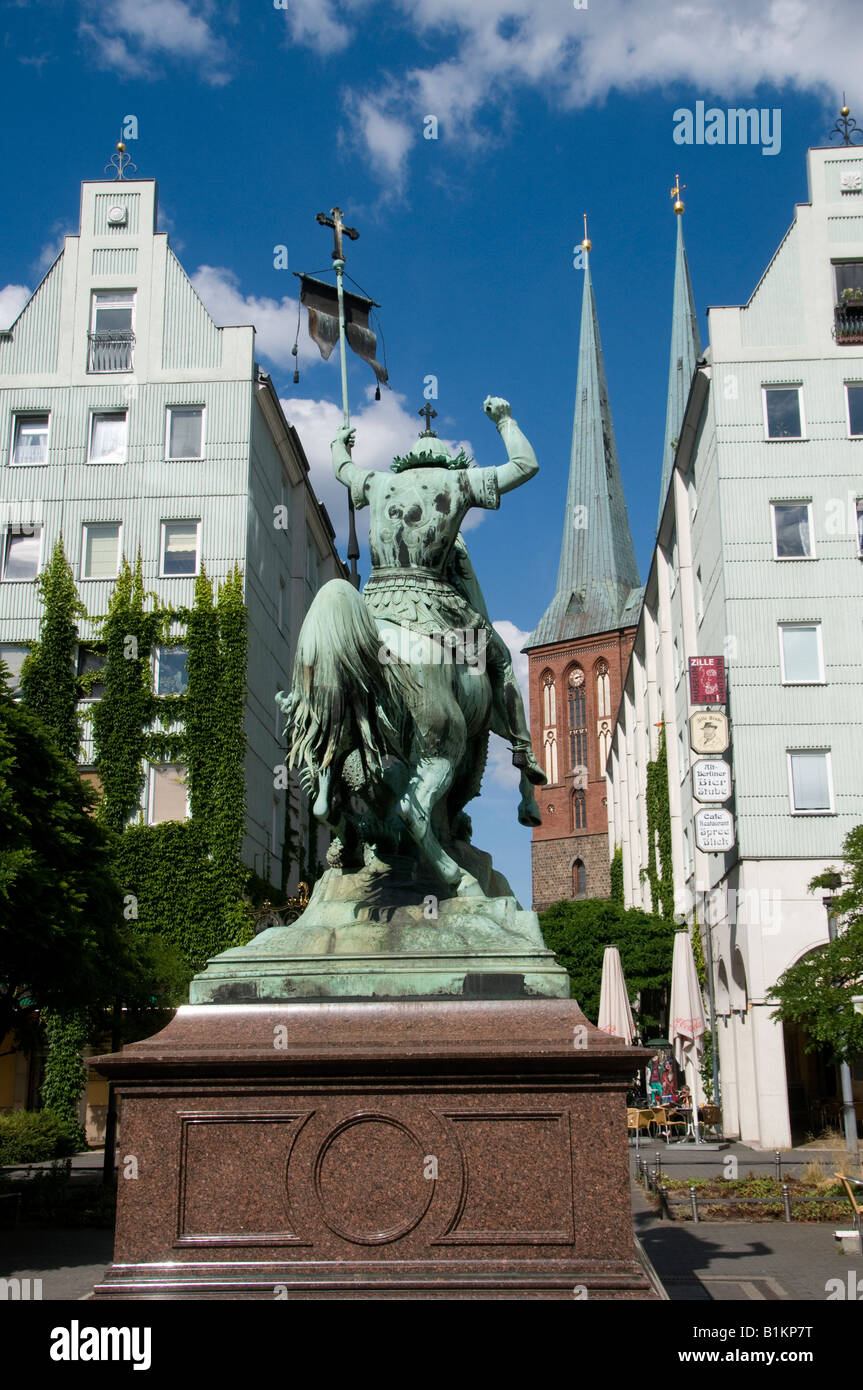 Skulptur "St. George Kampf mit den Drachen" von August Eduard Kiss in Nikolaikirchplatz in Berlin Deutschland Stockfoto