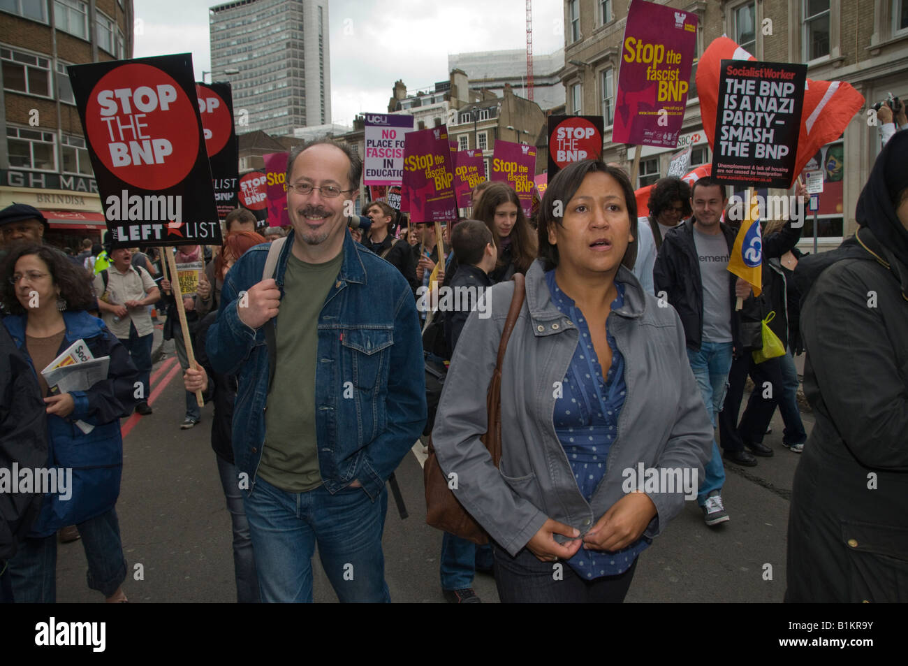 Demonstranten mit Plakaten in "Stop die BNP" Liebe Musik hasse Rassismus März in London Stockfoto